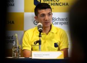 El ciclista ecuatoriano Richard Carapaz, habla en una rueda de prensa hoy, en Quito (Ecuador). Carapaz, que recientemente quedó en el segundo lugar del Giro de Italia