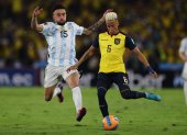 Nicolás González (i) de Argentina disputa el balón con Byron Castillo de Ecuador, en una imagen de archivo