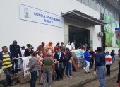 Un grupo de afiliados del IESS protesta en los exteriores del hospital Teodoro Maldonado Carbo por la falta de medicinas, equipos e insumos médicos para sus tratamientos.