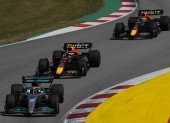 Los pilotos George Russell (i), de Mercedes, seguido por los pilotos de Red Bull Checo Pérez (c) y Max Verstappen (d) al inicio del Gran Premio de España de Fórmula Uno el pasado mes de mayo.