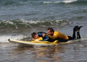 Cisco Araña dicta el campamento de surf inclusivo que se realiza en tablas especiales.