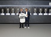 El presidente del Real Madrid, Florentino Pérez, sella la renovación del centrocampista croata Luka Modric hasta el 30 de junio de 2023