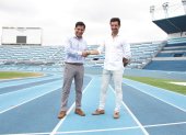 Jefferson Pérez (i) y Paquillo Fernández en la pista atlética del estadio Alberto Spencer.