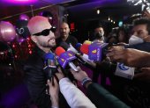 El cantante colombiano Maluma habla en la alfombra rosa durante la presentación de su nuevo disco "The Love and Sex Tape"