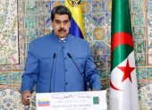 Fotografía reciente cedida por la oficina de prensa del Palacio de Miraflores donde se observa al presidente de Venezuela, Nicolás Maduro, en Argel (Argelia).