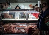 Una persona compra carne en un mercado en Buenos Aires (Argentina), en una fotografía de archivo.