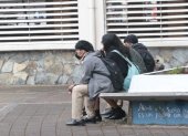 Un grupo de estudiantes de la unidad educativa Vicente Rocafuerte observa a otros compañeros jugar e interactuar en la hora de recreo.