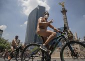 MEXICO- Cientos de ciclistas realizan una rodada nudista hoy, por la principales calles de la Ciudad de México (México). Cientos de ciclistas rodaron desnudos este sábado en Ciudad de México para exigir seguridad y respeto a sus derechos, así como visibilizar al peatón y al ciclista y exhibir su vulnerabilidad al circular por las calles. EFE/Isaac Esquivel