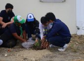 Los niños fueron los encargados de plantar las especies.