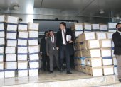 El ministro de Gobierno, Francisco Jiménez, llego con las cajas de documentos.