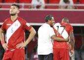 Los jugadores peruanos se lamentan tras la derrota en la repesca contra Australia