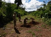 ACOMPAÑA CRÓNICA: PERÚ NARCOTRÁFICO - AME6309. VRAEM (PERÚ), 13/06/2022.- Miembros de las Fuerzas Armadas de Perú participan en un operativo para destruir una pista de aterrizaje clandestina, el 7 de junio de 2022, en las Montañas del Vraem de la amazonía del Perú.  A bordo de un helicóptero cargado con más de 300 kilos de explosivos, efectivos de las Fuerzas Armadas de Perú despegan a su habitual tarea de neutralizar pistas de aterrizaje usadas para exportar droga de la mayor cuenca cocalera del país, donde el narcotráfico convive en alianza con el terrorismo.Con este operativo, ya son ocho las pistas de aterrizaje inhabilitadas en la última semana en el Vraem de las quince que tienen localizadas las autoridades en esta zona, de donde sale la mayor parte de la cocaína del Perú, considerado como el segundo productor mundial de esta sustancia. EFE/ Sebastián Montalvo Gray