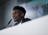 El nuevo futbolista francés del Real Madrid Aurélien Tchouaméni este martes durante su presentación oficial con el club en la Ciudad de Valdebebas en Madrid