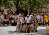 SEVILLA, 14/06/2022.- Unos turistas descansan sentados a la sombra junto a los Reales Alcázares de Sevilla hoy martes bajo la intensa ola de calor que mantiene en alerta a toda España, salvo Asturias y Canarias, con temperaturas extremas que dispararán los termómetros hasta los 43-44 grados en zonas del valle del Guadalquivir . EFE/Julio Muñoz