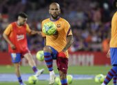 El defensa brasileño del FC Barcelona Dani Alves en una foto de archivo de Quique García.