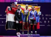 Palacios con las integrantes del podio de los 59 kg: Dubarney Sinisterra de Colombia (c), oro, y Hanin Elsayed de Egipto (i), bronce.
