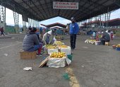 Ambato. Productores rematan sus cosechas ante la paralización que impide movilizar los cargamentos.