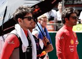 Los corredores de la escudería Ferrari Charles Leclerc y Carlos Sainz of Scuderia Ferrari (d)