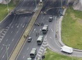 Recorrido. Decenas de militares recorren los bloqueos en la Panamericana E35 para retirar los obstáculos.