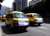 Acción. Una veintena de unidades de transporte escolar se sumaron a la paralización.