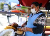 Comerciante. Beatriz Quishpe vende fritada en el parque El Ejido y el cuchillo es su herramienta indispensable.