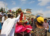 La Libertad. Un sacerdote oficia la misa, previo a la salida de la imagen a su recorrido por aguas cercanas.