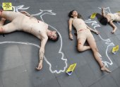 Activistas de PETA Latino y Animal Heroes, participaron hoy, en un performance en la Ciudad de México (México)