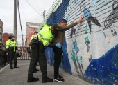 Agentes de la Policía registran a un individuo en Bogotá, Colombia