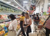 Compras. En los supermercados de la ciudad se registra afluencia normal de usuarios.