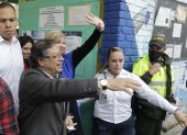 El candidato a la presidencia de Colombia Gustavo Petro llegó junto a su esposa Verónica Alcocer a un centro de votación en Bogotá (Colombia)