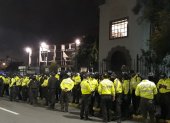 Un fuerte contingente policial permanece en los exteriores de la Casa de la Cultura.