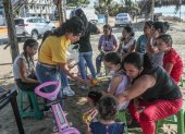 Personal de la ONG International Rescue Committee (IRC) realiza un taller con niños venezolanos en el "Parque Infantil La Igualdad", un espacio que promueve el fortalecimiento de las habilidades blandas de los menores, el 6 de mayo de 2022, en Puerto Pizarro, Tumbes