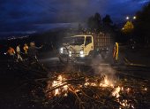 Obstáculos. La quema de árboles, ramas y llantas, fue la tónica del octavo día de paro.