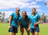El entuasiasmo y compañerismo es notorio entre las integrantes de la selección femenina de fútbol.