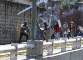 Violencia. Manifestantes en los exteriores de la Casa de la Cultura se enfrentan con la Policía.