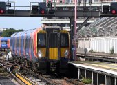 London (United Kingdom), 21/06/2022.- A train arrives at Waterloo Station in London, Britain, 21 June 2022. The RMT Union has blamed the UK government for failing to avert the national rail strikes. More than half of the UK"s rail network is suspended this week during three days of rail strikes. Over fifty thousand rail personnel will go out on strike 21, 23 and 25 June causing travel chaos across the country. (Reino Unido, Estados Unidos, Londres) EFE/EPA/ANDY RAIN