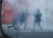 Ataques. Voladores, tacos de dinamita y otros explosivos son lanzados por los manifestantes a la Policía.