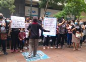 Los padres de familia protestaron en los exteriores de la Defensoría del Pueblo.