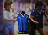 Fotografía de archivo de la camiseta utilizada por Diego Maradona en los cuartos de final de la Copa Mundial de Fútbol de 1986, en el que marcó el gol del siglo ante la selección de Inglaterra.