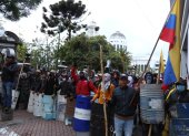 Lo alertaron y cumplieron. Manifestantes de las comunidades indígenas de la zona alta de Ambato se tomaron por segunda ocasión la Gobernación de Tungurahua. La primera fue el viernes 17 de junio, pero fueron desalojados un día después de manera pacífica por los policías.

Sin embargo, desde las 13:00 del miércoles 22 de junio se empezaron a congregar desde Pilahuín, Santa Rosa, Pasa, San Fernando, Mogato, Chibuleo y otras, en el centro de Ambato, capital de Tungurahua.

Recorrieron por la avenida Cevallos hasta llegar por la calle Sucre e ingresar a la ‘casa del pueblo’, así la denominaron. Estaban con lanzas unas puntiagudas, otras tenían fierros incrustados o clavos, llevaron escudos elaborados con tanques de aluminio, bombos, trompetas y hasta las banderas del Ecuador y de la provincia. “Venimos en son de paz a tomarnos la casa del pueblo y de aquí no nos moveremos”, expresaron, al momento que empezaron a retirar las vallas que acordonaban todo el contorno de la casa patrimonial.

Los policías y militares no pusieron resistencia y tampoco se enfrentaron a los manifestantes. Ellos salieron y alrededor de 2 mil indígenas ingresaron hasta la gobernación.

“Nos repartiremos los tres pisos y se asignará a los respectivos pueblos de Tungurahua. Esta es la casa del pueblo y vamos a quedarnos hasta que se llegue a un verdadero acuerdo con el Gobierno”, recalcó el presidente del Movimiento Indígena de Tungurahua (MIT), Segundo Poalacín.

 

MÁS SE SUMAN POR LA MARCHA POR LA PAZ

Mientras los indígenas se repartían el edificio de la Gobernación, en Ficoa se reunieron un grupo de habitantes para marchar por la paz. Salieron vestidos de blanco y en el trayecto pedían que termine el paro para trabajar de manera libre.

Esta es la tercera ocasión que en Ambato se organizan para pedir por la paz. “Estamos preocupados por lo que está pasando. Este es un llamado del pueblo para el pueblo y el sector indígena deponga actitudes, se llegue a un diálogo y el resultado sea para el bien de todos”, expresó Héctor Supe, dirigente barrial. (YIE)