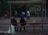 Unos de los vidrios de una parada de bus fue arrancado por completo y el otro grafiteado por los manifestantes.