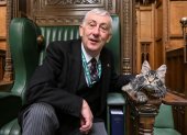 Sir Lindsay Hoyle y el gato Attlee en la silla del presidente de la Cámara de los Comunes.