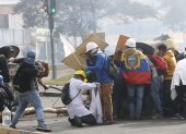 Manifestantes arman una barricada para enfrentar a los elementos policiales.