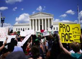 Personas protestan ante el edificio del Tribunal Supremo de Estados Unidos en Washington (EE.UU.), este 25 de junio de 2022.
