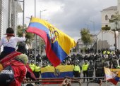 Polarización. Ecuatorianos divididos por sus roles. Policías, de un lado, para contener a los manifestantes del otro. Ecuador contra Ecuador.