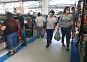 Clientes. Poco a poco empezaron a llegar para buscar principalmente frutas y legumbres en los mercados de la ciudad.