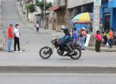 En diferentes zonas de Guayaquil, la movilización de dos personas a bordo de una moto es el panorama que se observa a diario.