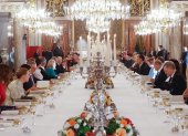 El rey Felipe (i-fondo de pie) pronuncia unas palabras en el Comedor de Gala del Palacio Real, durante la cena que los monarcas españoles ofrecen a los jefes de Estado y jefes de Gobierno que participan en la cumbre de la OTAN, este martes en Madrid.