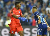 Pedro Ortiz (i), guardameta de Emelec, celebra con su compañero Marlon Mejía luego de que le atajó el penal al brasileño Hulk, de Atlético Mineiro, con lo que el Bombillo pudo mantener el empate en el estadio Capwell.