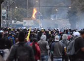 Quito. En la av. Patria, manifestantes se enfrentaron con la Policía en los 17 días del paro.